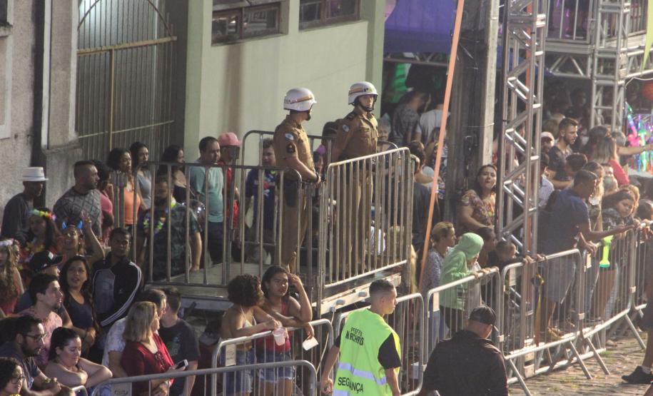 Matimbanda e desfiles de escolas de samba no Litoral levam 800 mil foliões para as ruas no segundo dia de Carnaval