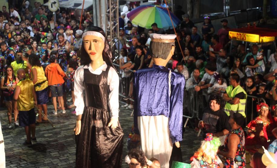 Matimbanda e desfiles de escolas de samba no Litoral levam 800 mil foliões para as ruas no segundo dia de Carnaval