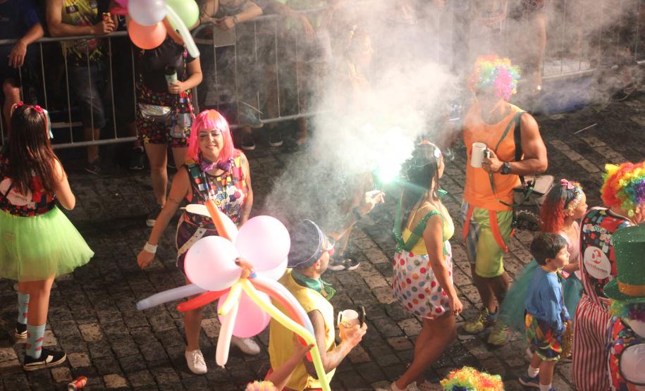 Matimbanda e desfiles de escolas de samba no Litoral levam 800 mil foliões para as ruas no segundo dia de Carnaval