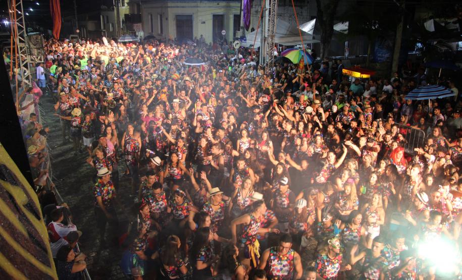 Matimbanda e desfiles de escolas de samba no Litoral levam 800 mil foliões para as ruas no segundo dia de Carnaval