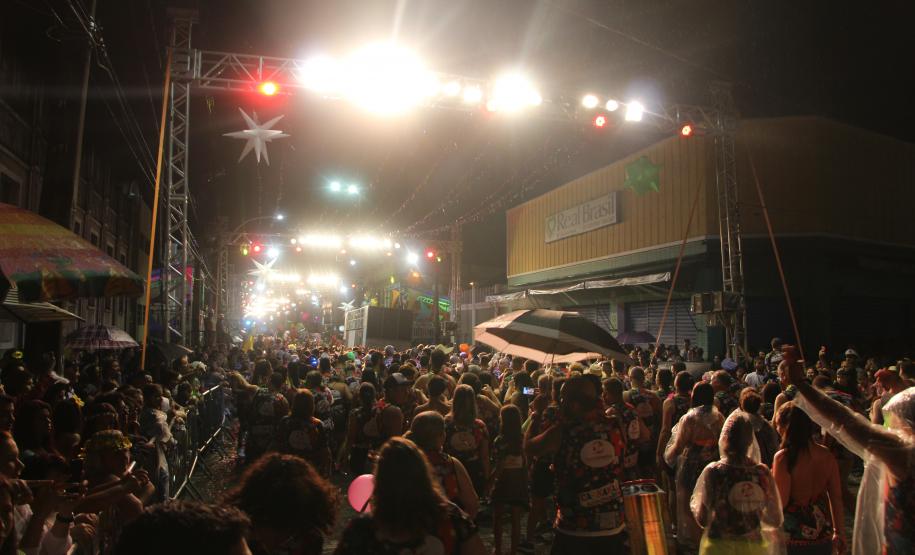 Matimbanda e desfiles de escolas de samba no Litoral levam 800 mil foliões para as ruas no segundo dia de Carnaval