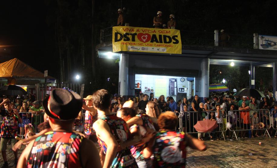 Matimbanda e desfiles de escolas de samba no Litoral levam 800 mil foliões para as ruas no segundo dia de Carnaval