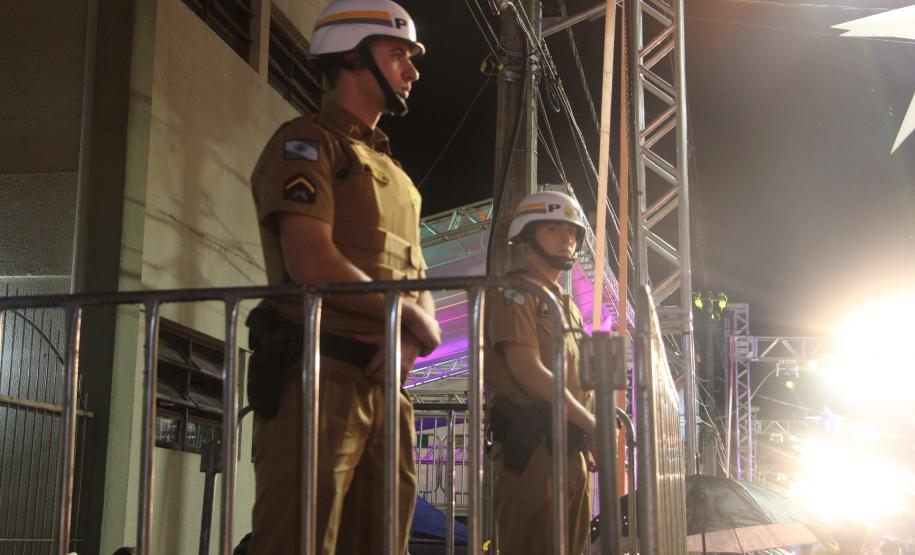 Matimbanda e desfiles de escolas de samba no Litoral levam 800 mil foliões para as ruas no segundo dia de Carnaval