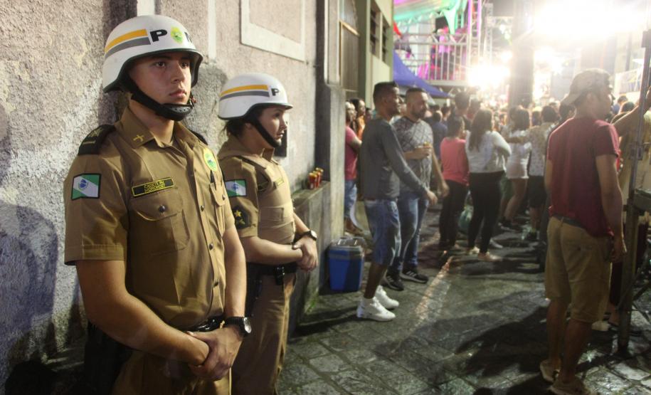 Matimbanda e desfiles de escolas de samba no Litoral levam 800 mil foliões para as ruas no segundo dia de Carnaval