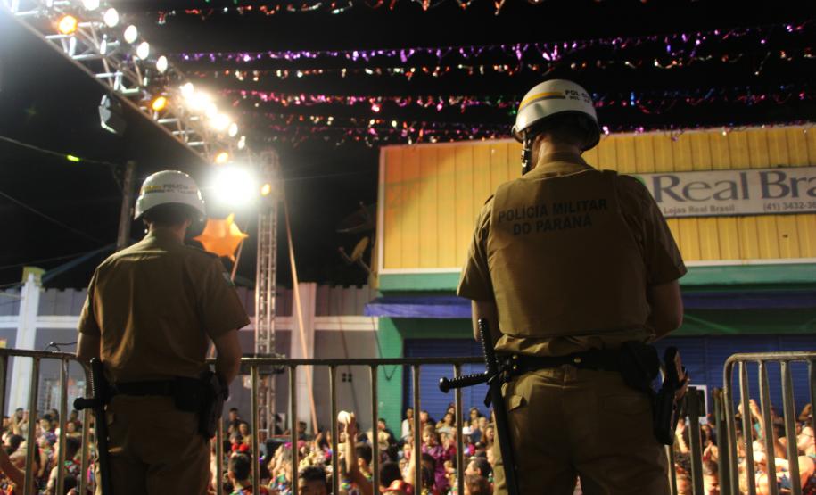 Matimbanda e desfiles de escolas de samba no Litoral levam 800 mil foliões para as ruas no segundo dia de Carnaval