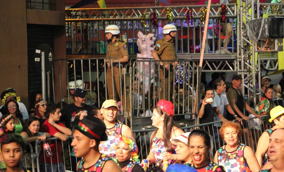 Matimbanda e desfiles de escolas de samba no Litoral levam 800 mil foliões para as ruas no segundo dia de Carnaval