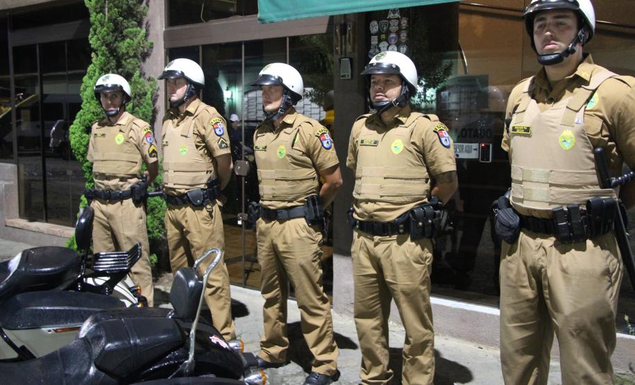 Matimbanda e desfiles de escolas de samba no Litoral levam 800 mil foliões para as ruas no segundo dia de Carnaval