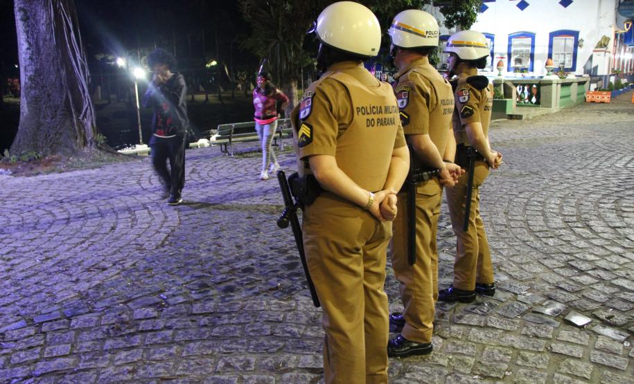 Matimbanda e desfiles de escolas de samba no Litoral levam 800 mil foliões para as ruas no segundo dia de Carnaval