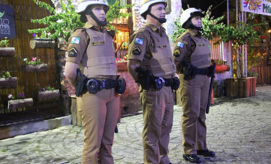 Matimbanda e desfiles de escolas de samba no Litoral levam 800 mil foliões para as ruas no segundo dia de Carnaval