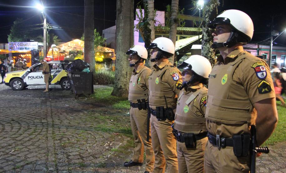 Matimbanda e desfiles de escolas de samba no Litoral levam 800 mil foliões para as ruas no segundo dia de Carnaval