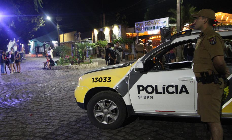 Matimbanda e desfiles de escolas de samba no Litoral levam 800 mil foliões para as ruas no segundo dia de Carnaval