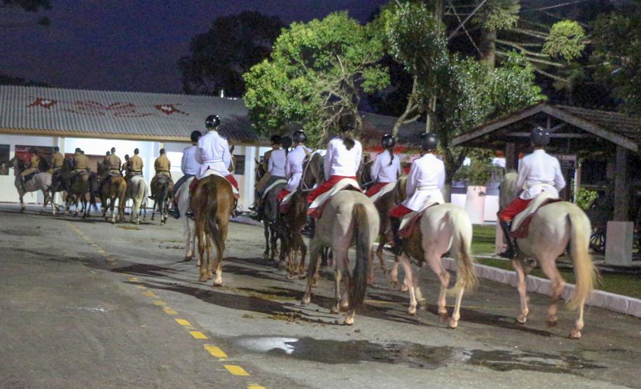 Regimento de Polícia Montada da PM celebra passagem de comando durante solenidade militar em Curitiba