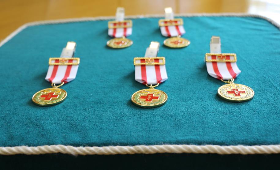 Comandante-Geral da PM recebe a medalha “Sentinelas da Saúde” do Diretor de Saúde da PM em Curitiba