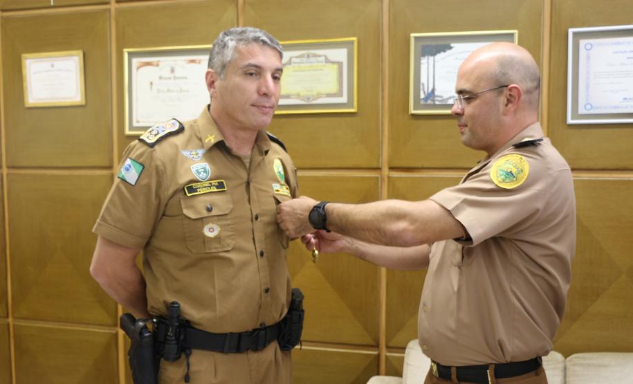 Comandante-Geral da PM recebe a medalha “Sentinelas da Saúde” do Diretor de Saúde da PM em Curitiba