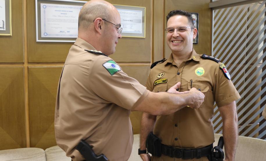 Comandante-Geral da PM recebe a medalha “Sentinelas da Saúde” do Diretor de Saúde da PM em Curitiba