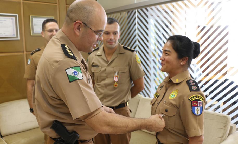 Comandante-Geral da PM recebe a medalha “Sentinelas da Saúde” do Diretor de Saúde da PM em Curitiba