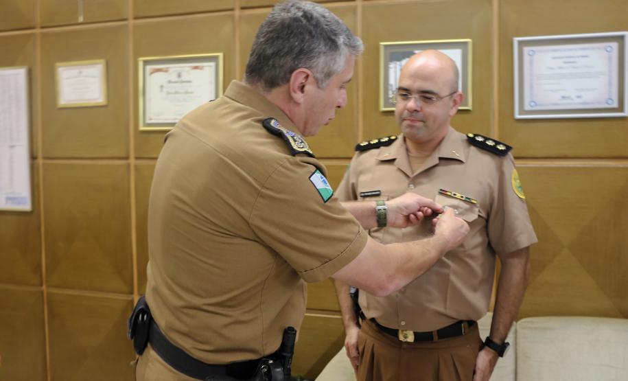 Comandante-Geral da PM recebe a medalha “Sentinelas da Saúde” do Diretor de Saúde da PM em Curitiba