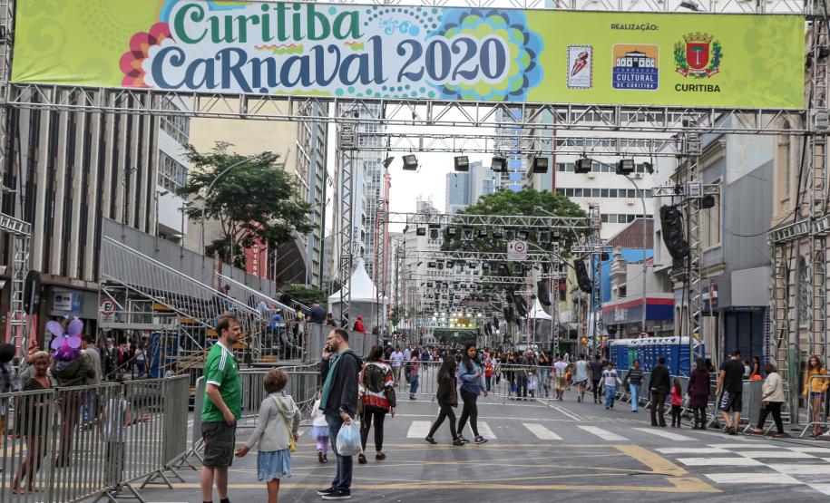 Polícia Militar garante a segurança de milhares de pessoas durante o desfile de Carnaval em Curitiba