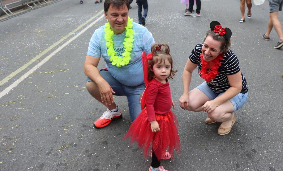 Polícia Militar garante a segurança de milhares de pessoas durante o desfile de Carnaval em Curitiba
