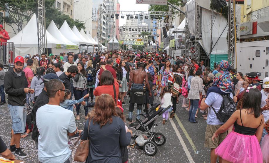 Polícia Militar garante a segurança de milhares de pessoas durante o desfile de Carnaval em Curitiba