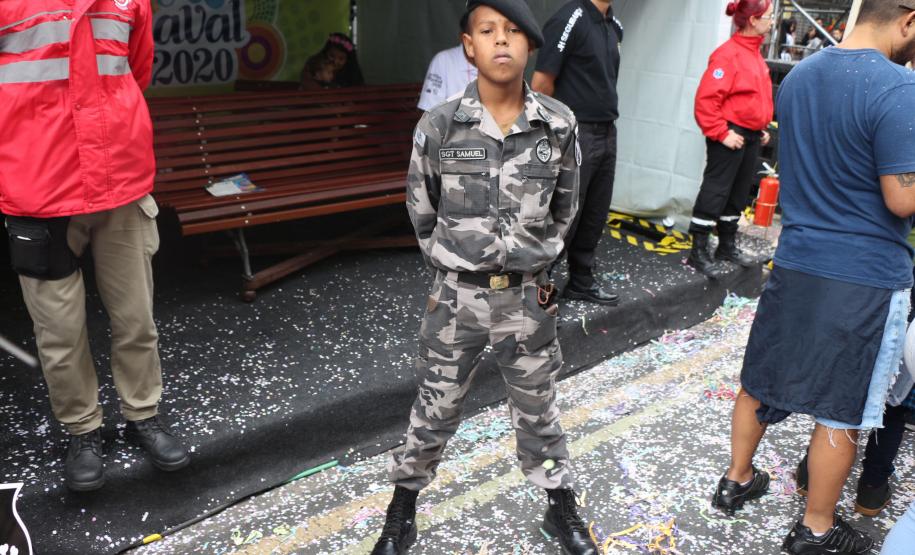 Polícia Militar garante a segurança de milhares de pessoas durante o desfile de Carnaval em Curitiba