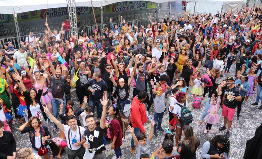 Polícia Militar garante a segurança de milhares de pessoas durante o desfile de Carnaval em Curitiba