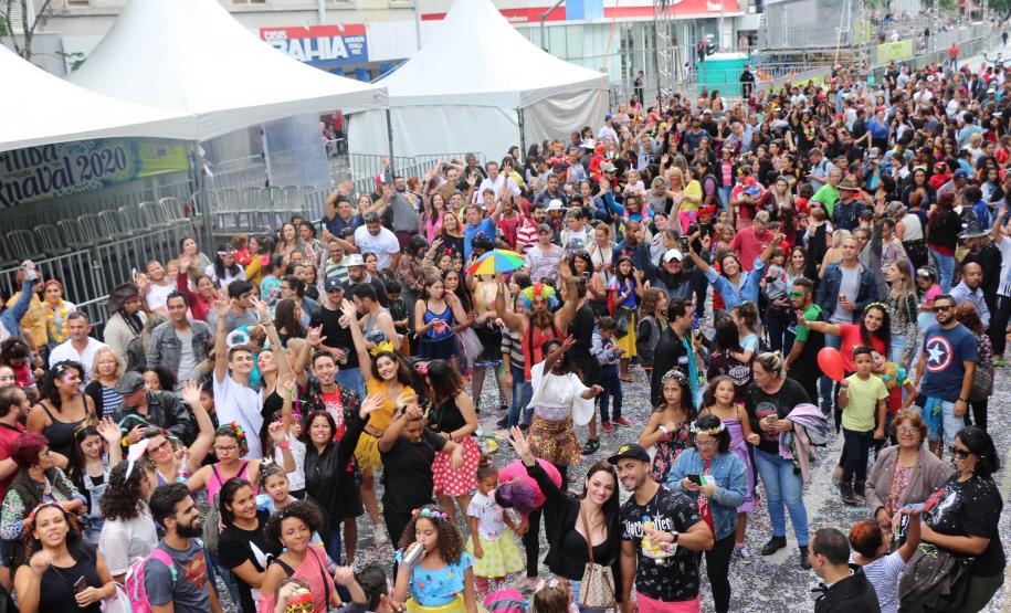 Polícia Militar garante a segurança de milhares de pessoas durante o desfile de Carnaval em Curitiba