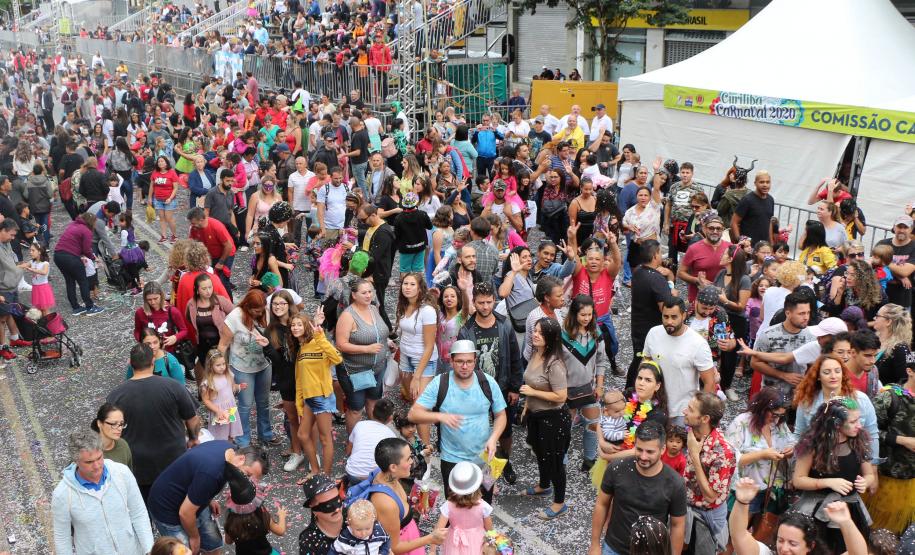 Polícia Militar garante a segurança de milhares de pessoas durante o desfile de Carnaval em Curitiba