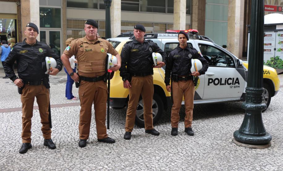 Polícia Militar garante a segurança de milhares de pessoas durante o desfile de Carnaval em Curitiba