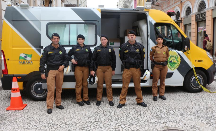Polícia Militar garante a segurança de milhares de pessoas durante o desfile de Carnaval em Curitiba