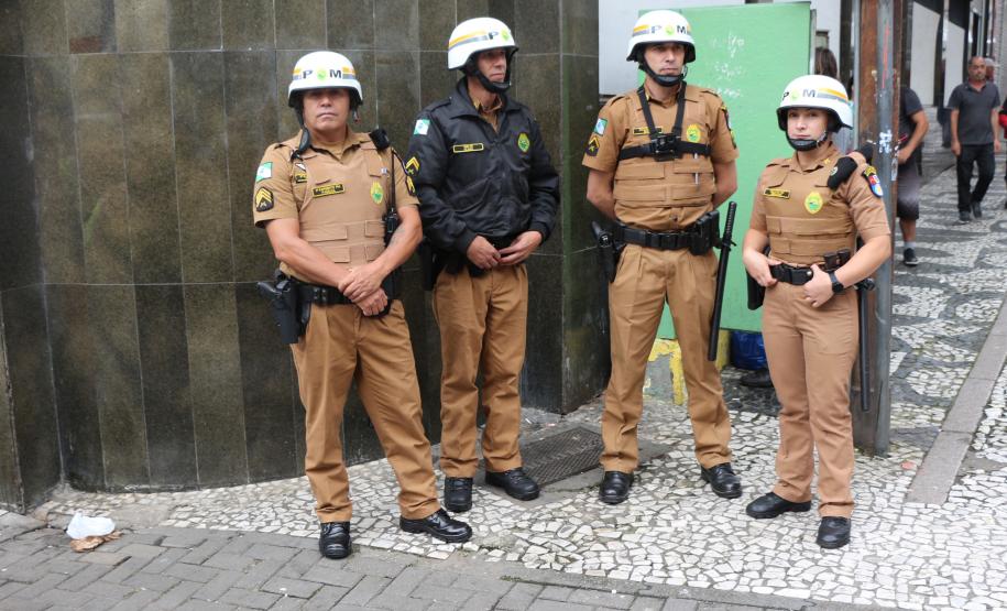 Polícia Militar garante a segurança de milhares de pessoas durante o desfile de Carnaval em Curitiba