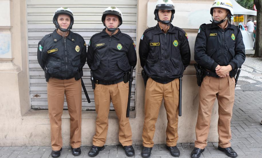 Polícia Militar garante a segurança de milhares de pessoas durante o desfile de Carnaval em Curitiba