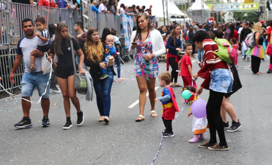Polícia Militar garante a segurança de milhares de pessoas durante o desfile de Carnaval em Curitiba