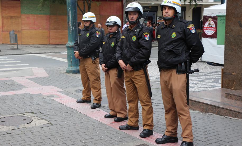 Polícia Militar garante a segurança de milhares de pessoas durante o desfile de Carnaval em Curitiba