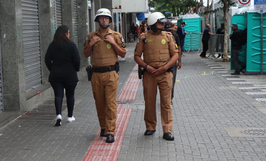 Polícia Militar garante a segurança de milhares de pessoas durante o desfile de Carnaval em Curitiba