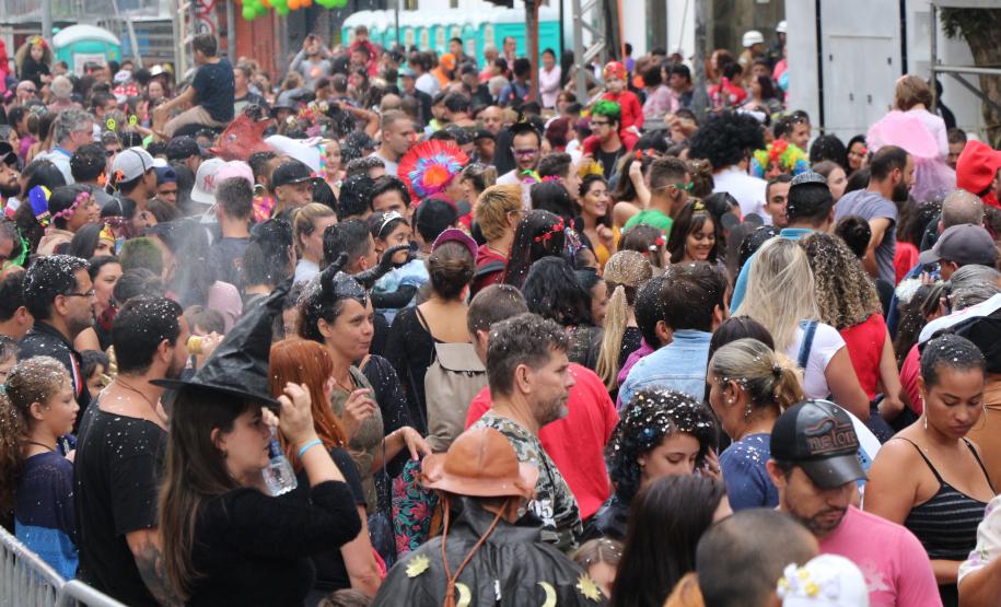 Polícia Militar garante a segurança de milhares de pessoas durante o desfile de Carnaval em Curitiba