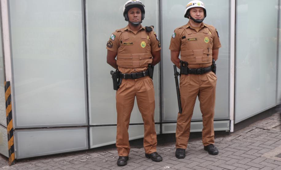 Polícia Militar garante a segurança de milhares de pessoas durante o desfile de Carnaval em Curitiba