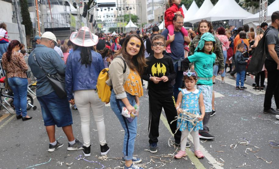 Polícia Militar garante a segurança de milhares de pessoas durante o desfile de Carnaval em Curitiba