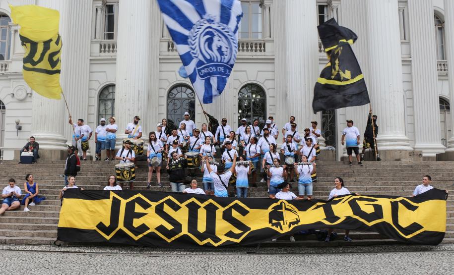 Polícia Militar garante a segurança de milhares de pessoas durante o desfile de Carnaval em Curitiba