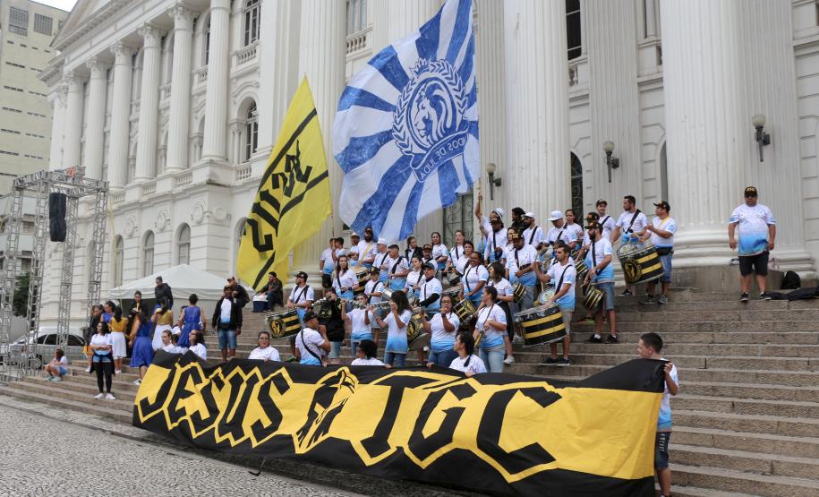 Polícia Militar garante a segurança de milhares de pessoas durante o desfile de Carnaval em Curitiba