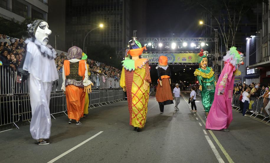 Polícia Militar garante a segurança de milhares de pessoas durante o desfile de Carnaval em Curitiba