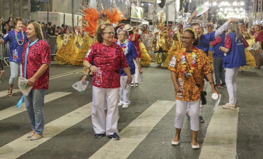 Polícia Militar garante a segurança de milhares de pessoas durante o desfile de Carnaval em Curitiba