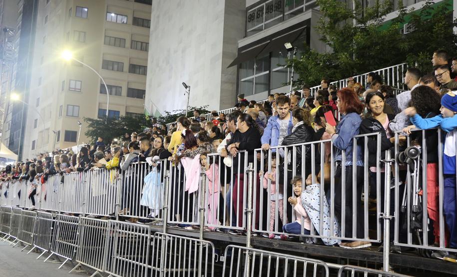 Polícia Militar garante a segurança de milhares de pessoas durante o desfile de Carnaval em Curitiba