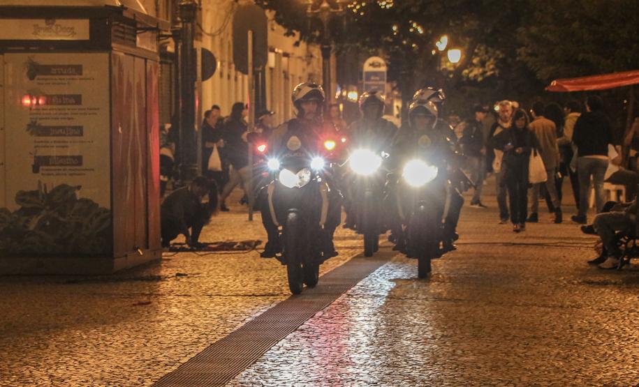 Polícia Militar garante a segurança de milhares de pessoas durante o desfile de Carnaval em Curitiba