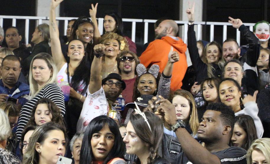 Polícia Militar garante a segurança de milhares de pessoas durante o desfile de Carnaval em Curitiba