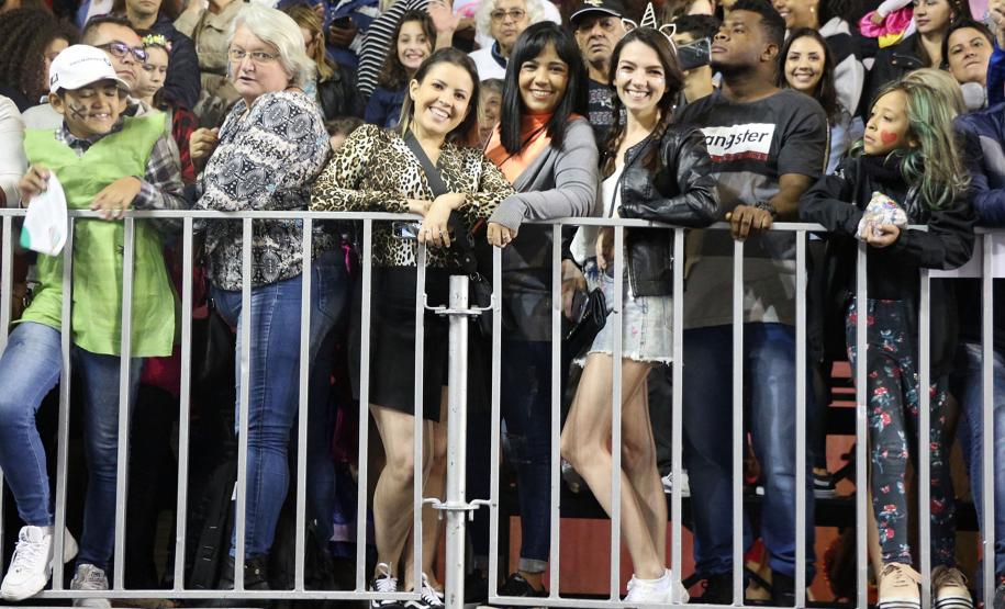 Polícia Militar garante a segurança de milhares de pessoas durante o desfile de Carnaval em Curitiba
