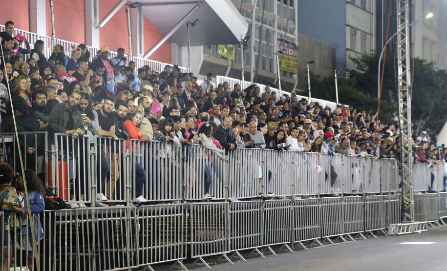 Polícia Militar garante a segurança de milhares de pessoas durante o desfile de Carnaval em Curitiba