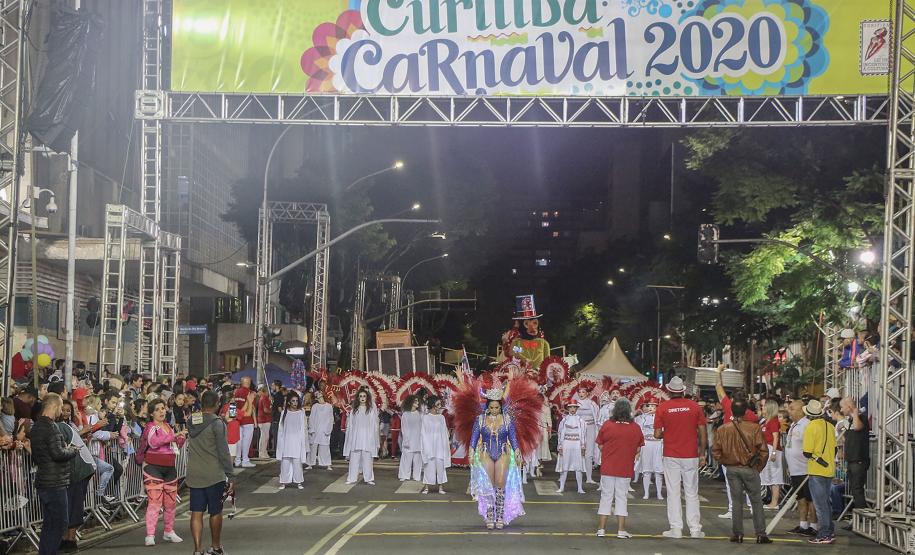 Polícia Militar garante a segurança de milhares de pessoas durante o desfile de Carnaval em Curitiba