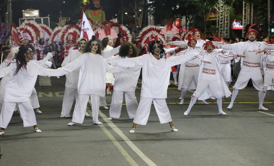 Polícia Militar garante a segurança de milhares de pessoas durante o desfile de Carnaval em Curitiba