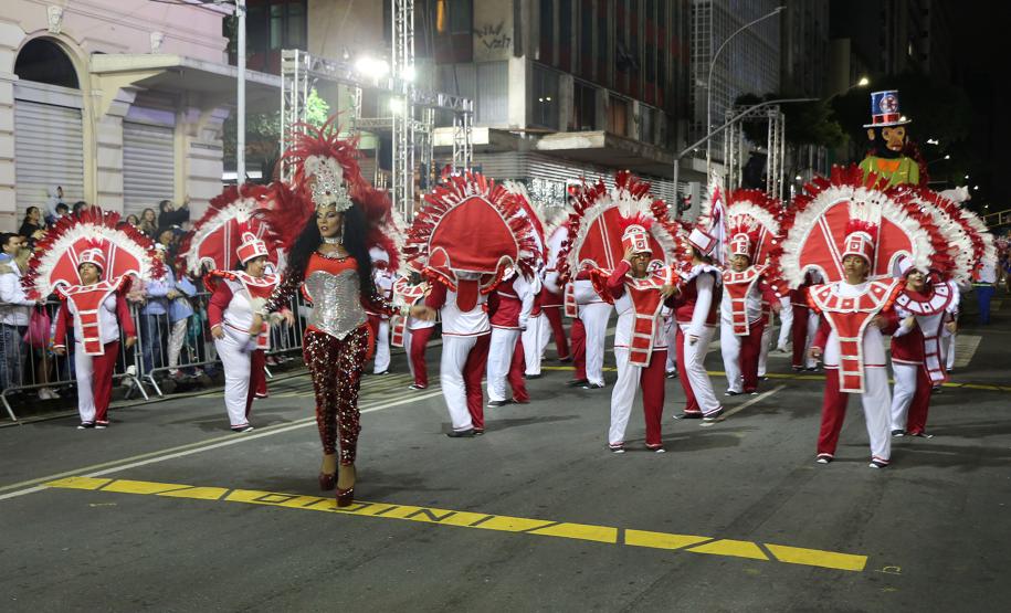Polícia Militar garante a segurança de milhares de pessoas durante o desfile de Carnaval em Curitiba